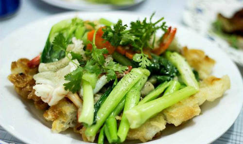 Món phở áp chảo hải sản hấp dẫn cho một bữa trưa tại Sài Gòn