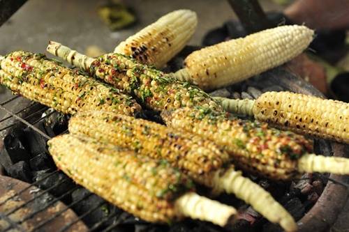 Thực khách có thể lựa bắp non hoặc bắp hơi già theo ý thích trước khi nướng. Ảnh: foody