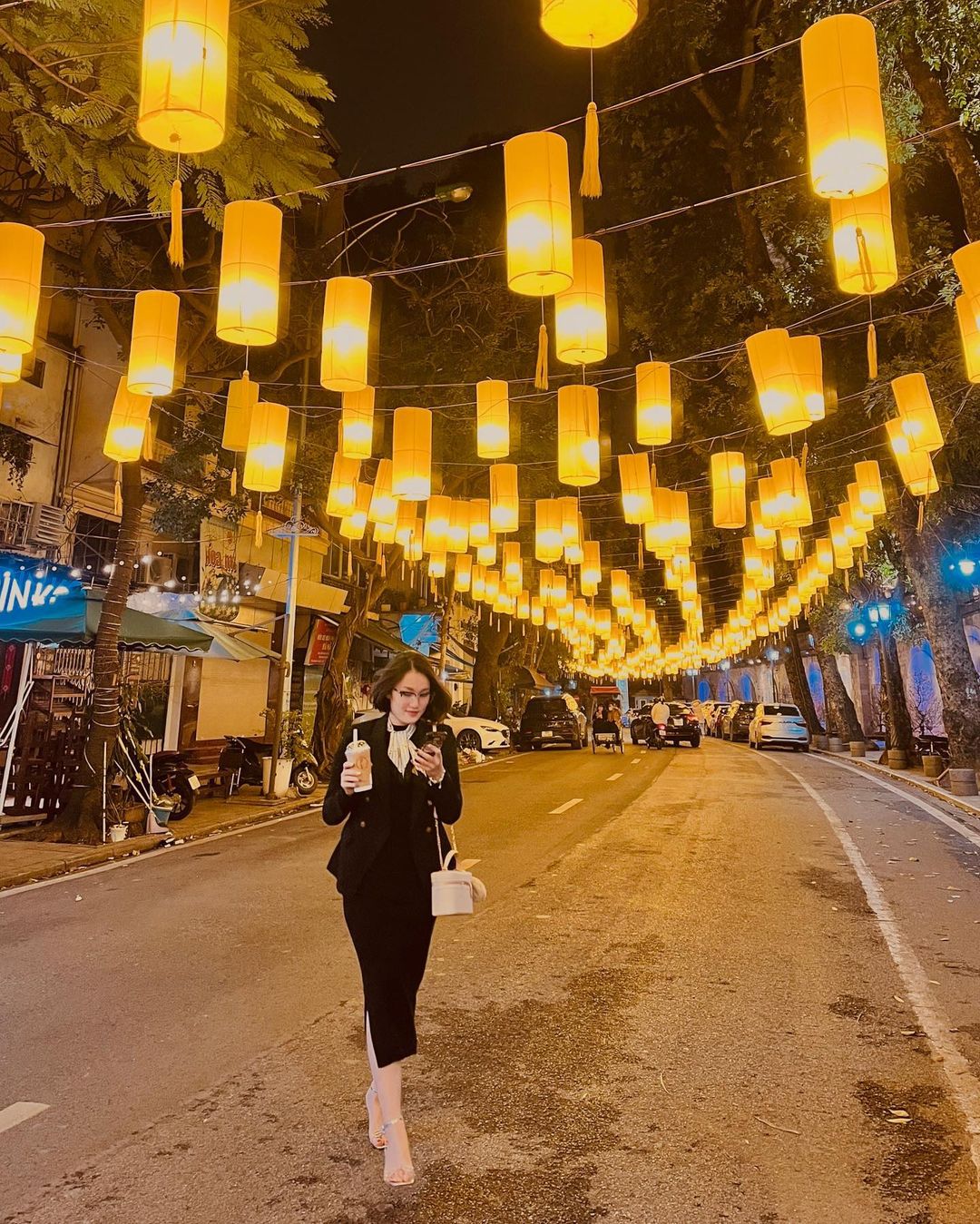 Phố bích họa Phùng Hưng buổi tối với đèn lồng rực rỡ