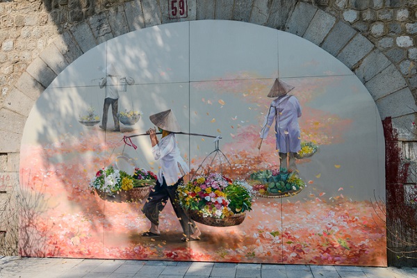 Mỗi bức tranh mang một thông điệp khác nhau, từ truyền thống tới hiện đại, nhưng xuyên suốt là những hình ảnh gắn liền với Hà Nội như gánh hàng rong, phố xá, chợ Đồng Xuân, khu phố cổ, ông đồ cho chữ ngày Tết...