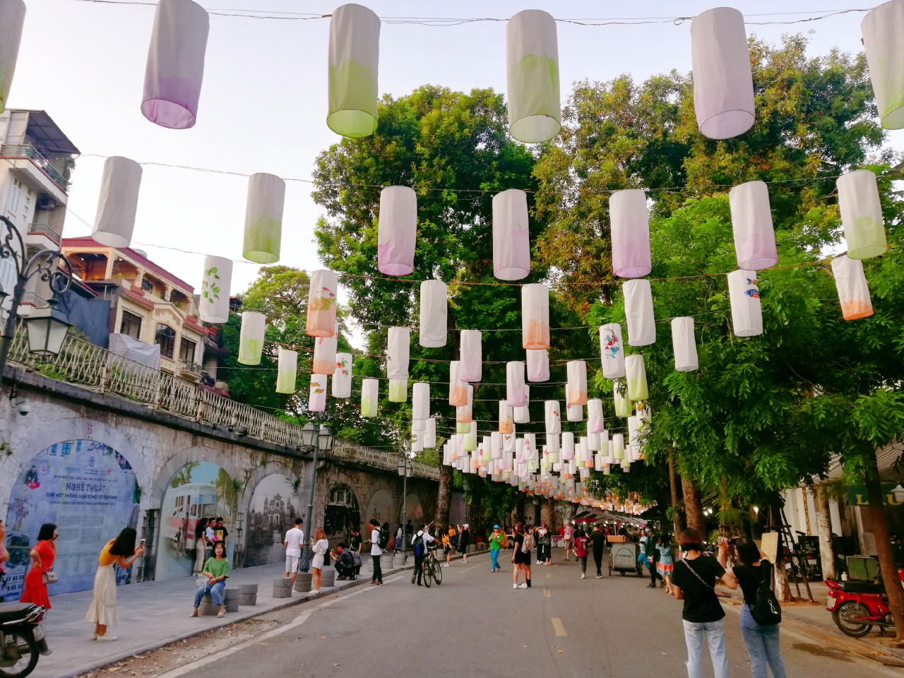 Phố bích họa Phùng Hưng được nhiều bạn trẻ đến check-in cũng như người yêu nghệ thuật.