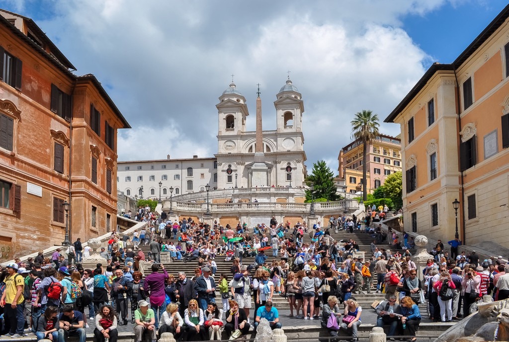 Bậc thang Tây Ban Nha Rome cấm ngồi vì du khách xâm phạm