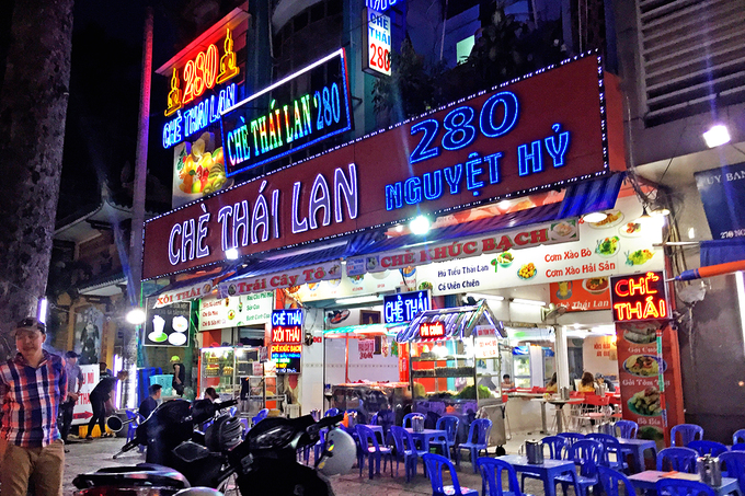 Nhắc đến chè Thái, nhiều thực khách có thể nhớ tới mùi sầu riêng thơm nức đi kèm vị sữa ngọt ngào. Khách phương xa muốn thưởng thức món ăn, nhiều người Sài Gòn sẽ gợi ý: "Ra Nguyễn Tri Phương ăn nhé".
