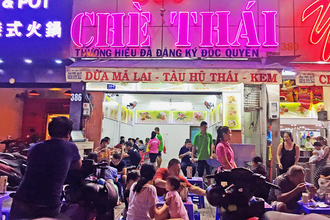 Hiện có khoảng 5 quán chè kinh doanh tại khu vực này, quán đông có tới vài chục nhân viên từ người bán, phục vụ tới giữ xe. Nếu đi ngang, bạn sẽ bắt gặp hàng chục bộ bàn ghế nhựa được xếp ngay ngắn trước cửa hàng. Vào các buổi tối tuần, khách thường ngồi kín chỗ.