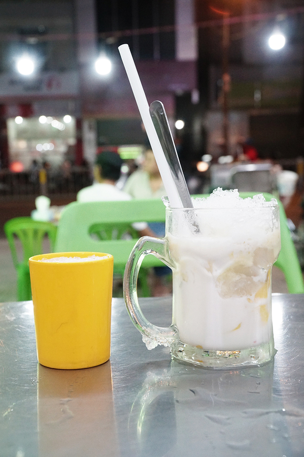 Chè Thái cũng từng tạo "cơn sốt" giống như trà chanh hay chè khúc bạch vài năm trước. Gần 20 năm buôn bán, cô Phượng tiết lộ mình không dễ duy trì quán. Bởi từ khi có trà sữa trân châu và một số món ăn vặt khác, chè Thái cũng bớt "hot" hơn.  Theo cô, nhờ có các loại trái cây như sầu riêng, mít, nhãn mà chè được nhiều người yêu thích. Các nguyên liệu này đều được lấy trực tiếp từ các vườn, chỉ chọn trái tươi ngon.