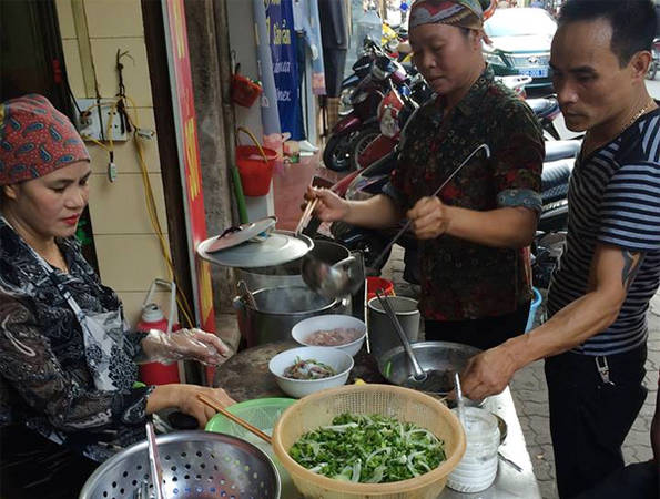 Hàng phở chửi Nam Định lúc nào cũng đông khách.