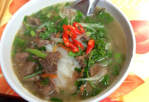 Bát phở tái tại quán phở chửi Nam Định được nhiều người đánh giá là ngon.