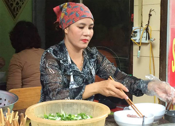 Chị chủ quán phở nổi tiếng thành phố Nam Định.