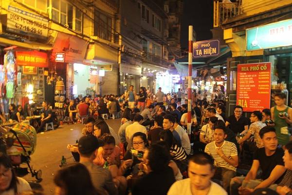 Khám phá Phố cổ Hà Nội tại con phố bia Tạ Hiện sầm uất