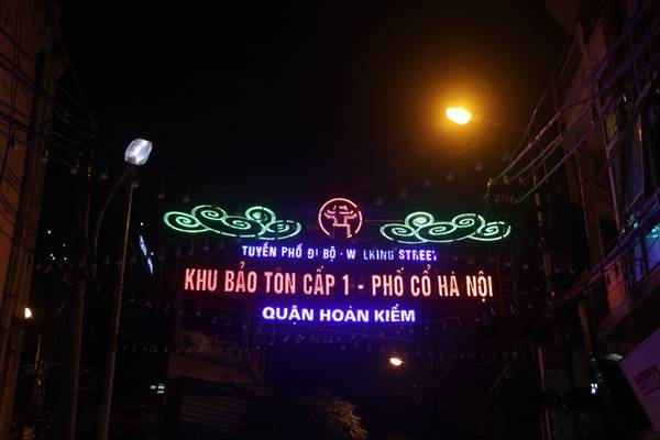 Tuyến phố đi bộ mua sắm sầm uất tại khu vực Phố cổ Hà Nội