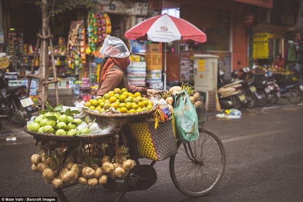 Vẻ đẹp giao thoa đầy sống động và thân thuộc tại phố cổ Hà Nội