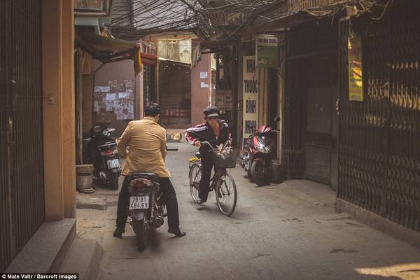 Xe máy di chuyển qua các con ngõ nhỏ của phố cổ Hà Nội