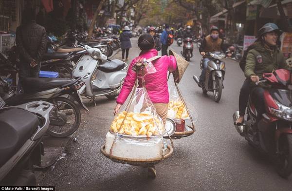 Hình ảnh gánh hàng rong thân thuộc tại phố cổ Hà Nội