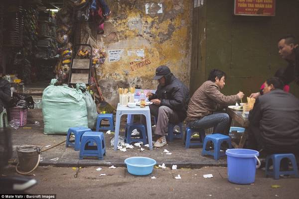 Ẩm thực vỉa hè mộc mạc tại phố cổ Hà Nội