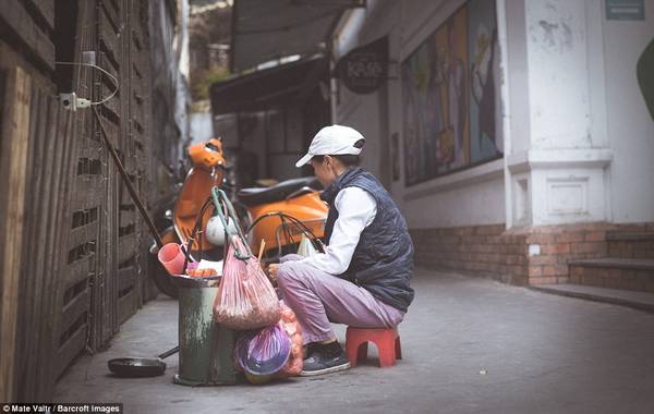 Văn hóa ghế nhựa vỉa hè đặc trưng tại phố cổ Hà Nội