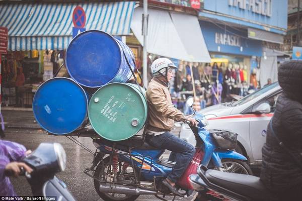 Phương tiện vận chuyển độc đáo tại phố cổ Hà Nội