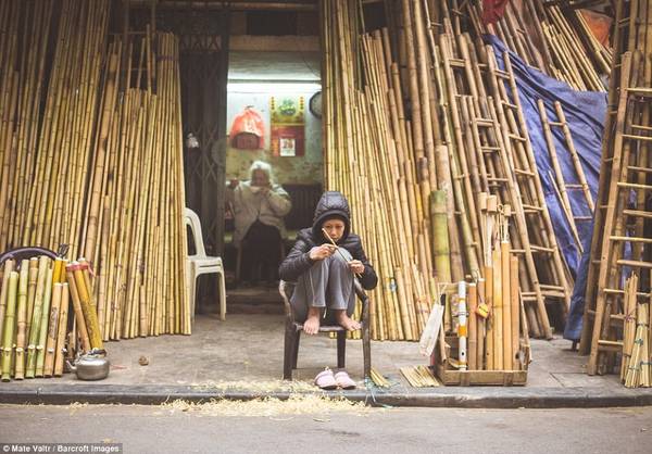 Các cửa hàng bán đồ thủ công truyền thống ở phố cổ Hà Nội