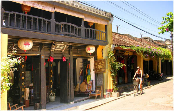 Phố cổ sơn màu vàng cổ kính