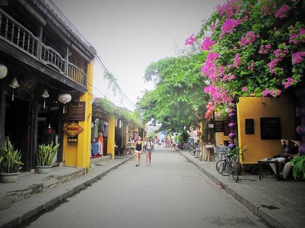 Cảm giác bình yên khi đi bộ quanh phố cổ Hội An.
