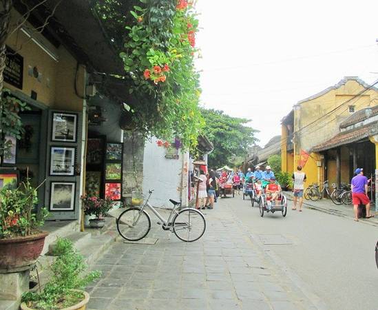 Phố cổ Hội An vẫn giữ được sự bình yên dù có đông du khách.