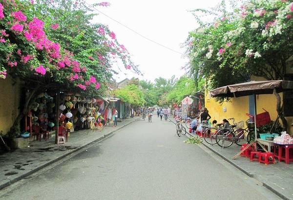 Quan sát những gánh hàng rong ven đường tại phố cổ Hội An.