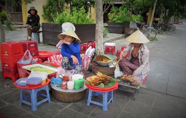 Các món vặt đa dạng dọc phố cổ Hội An như thịt xiên nướng, sữa bắp.