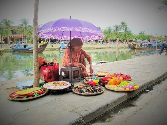 Cụ già bán hàng rong tại phố cổ Hội An.