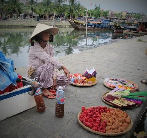 Vẻ đẹp lao động của người cao tuổi ở phố cổ Hội An.