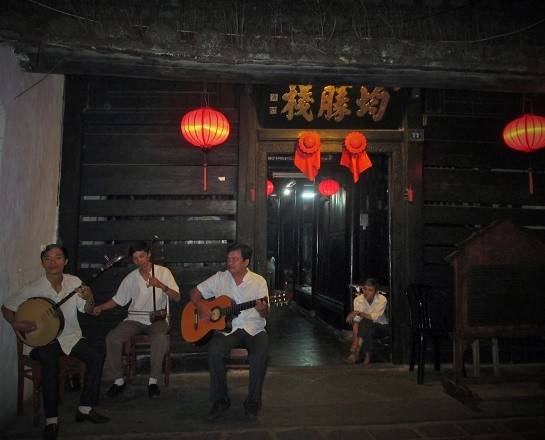 Ở một con phố khác, những người nghệ sĩ này lại thong thả biểu diễn nhạc dân tộc phục vụ khách du lịch miễn phí.
