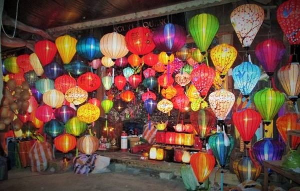 Nếu có thời gian nán lại Hội An vào buổi tối thì bạn đừng quên tới chợ đêm - nơi mà mọi hoạt động văn hóa - giải trí và buôn bán diễn ra rất nhộn nhịp dọc theo những con phố tràn ngập sắc màu.