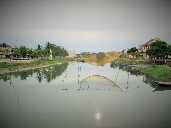 Ghé qua sông Hoài lúc hoàng hôn buông để ngắm nhìn bầu trời Hội An yên bình một cách khó tả.