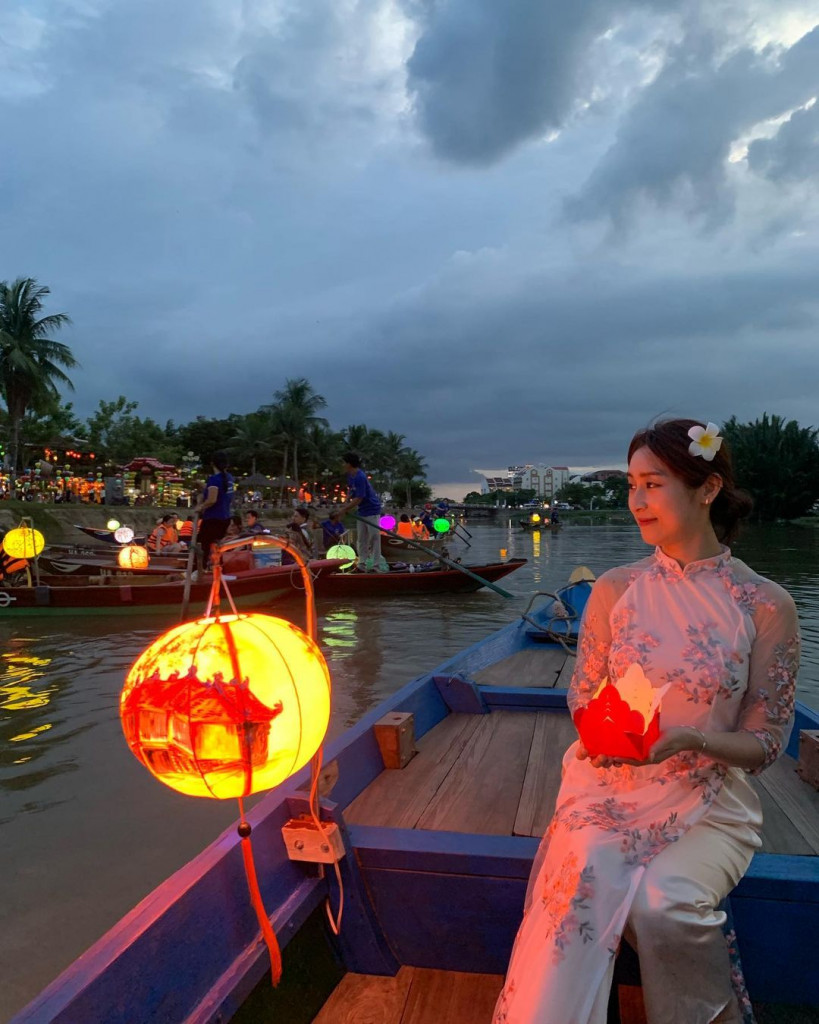 Thả hoa đăng trên sông Hoài Hội An về đêm