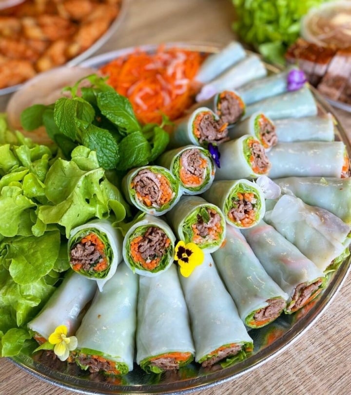 Phở cuốn Hà Nội với thịt bò xào và rau thơm