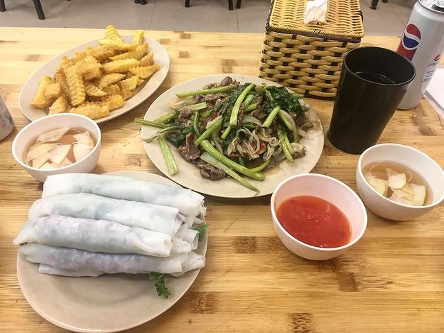 Phở cuốn Hà Nội được cuộn tươi tại bàn