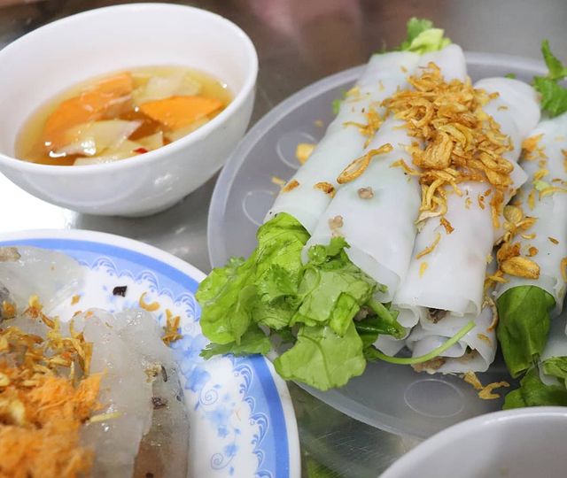 Phở cuốn Hà Nội ăn kèm nước chấm chua ngọt