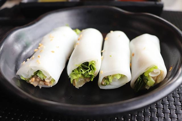 Phở cuốn Hà Nội với rau sống tươi ngon