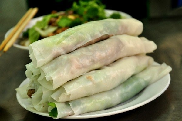 Thưởng thức phở cuốn Hà Nội chuẩn vị
