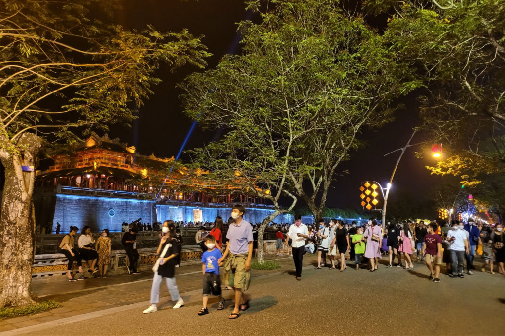 Hoạt động tại phố đêm Hoàng thành Huế