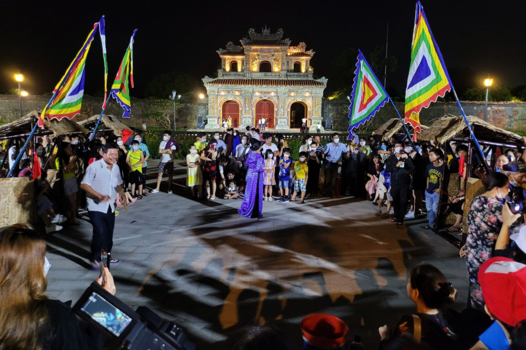 Trình diễn bài chòi tại phố đêm Hoàng thành Huế