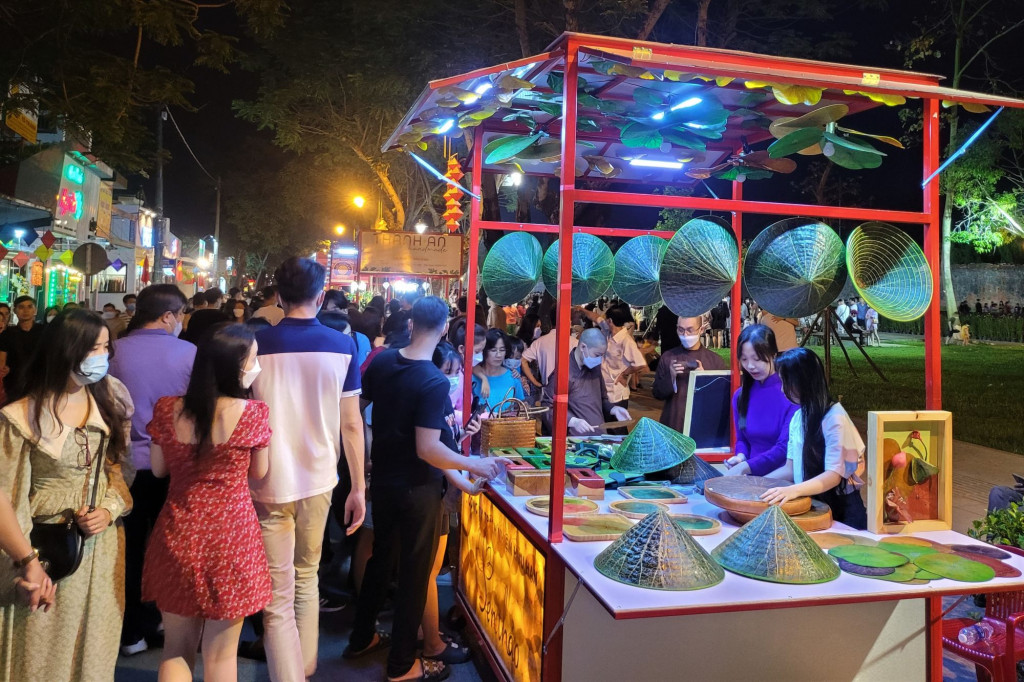Các gian hàng thủ công tại phố đêm Hoàng thành Huế