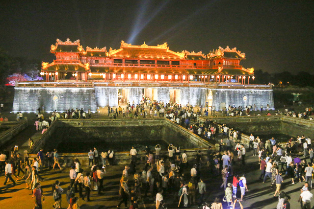 Không gian phố đêm Hoàng thành Huế