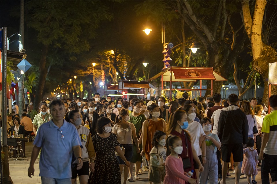 Phố đêm Hoàng thành Huế đông đúc du khách