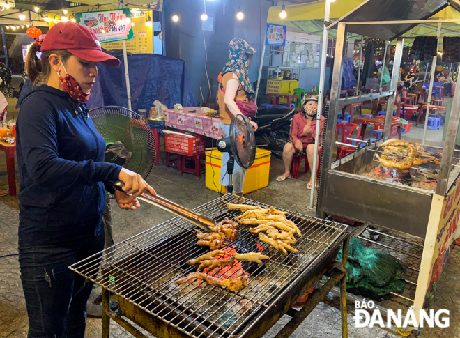 Những món ngon ở chợ đêm. Ảnh: Báo Đà Nẵng.
