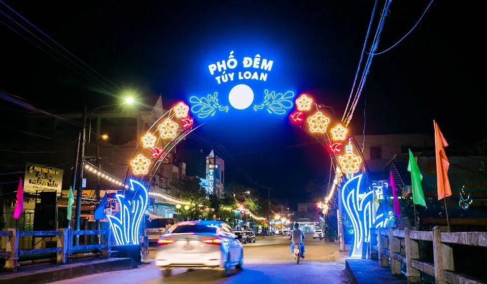 Pho-Dem-Tuy-Loan-ivivu