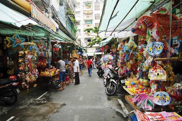 Phố đèn lồng Sài Gòn thu hút du khách bởi không khí vui tươi và không gian đầy màu sắc mỗi dịp Trung thu