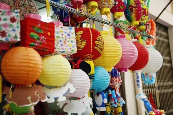 Đèn giấy là một trong những loại được nhiều người yêu thích tại phố đèn lồng Sài Gòn
