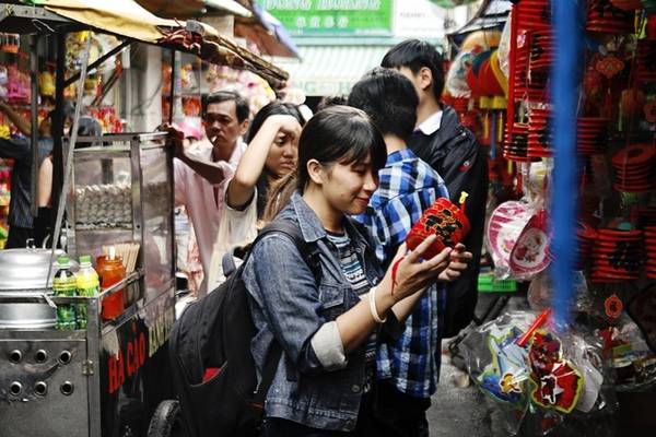 Đến phố đèn lồng Sài Gòn vào những ngày vắng như được quay về miền ký ức tuổi thơ