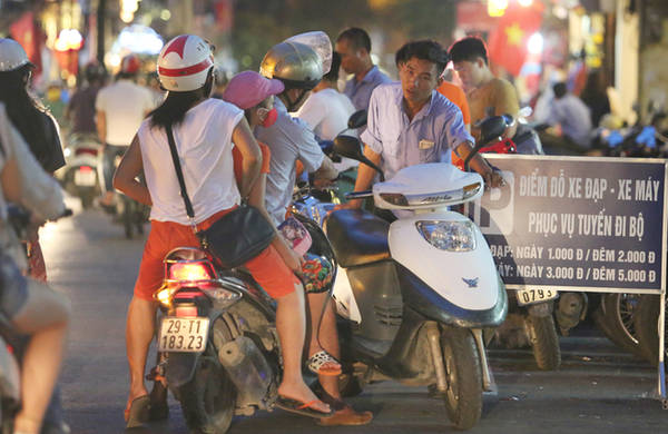 Sẽ có 12 chốt công an phối hợp cùng dân phòng, tự quản ứng trực ở các nút giao thông lớn để cấm phương tiện vào khu vực hồ Hoàn Kiếm. Các phương tiện giao thông sẽ được gửi bên ngoài tuyến phố này. Phí gửi xe tại các bãi trông xe được quy định từ 3.000 đến 5.000 đồng.