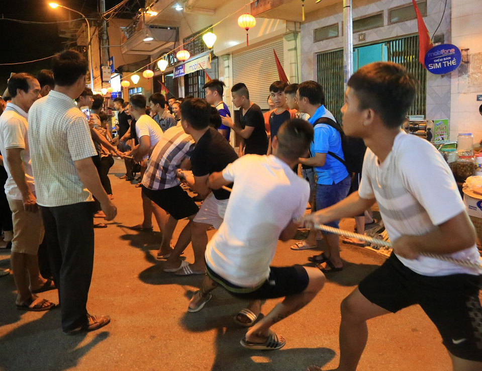 Chơi kéo co tại phố đi bộ Tiên Yên