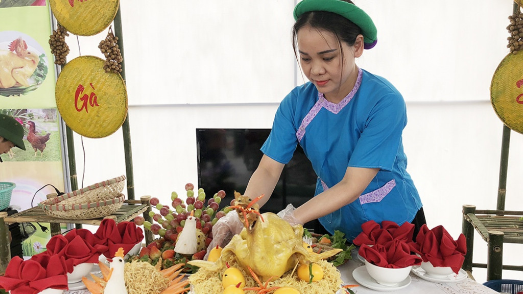 Gà Tiên Yên đặc sản tại phố đi bộ Tiên Yên